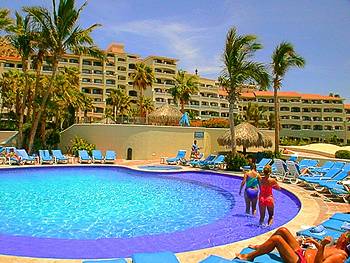 sjd_breaknow.com spring break Hotel Finisterra Pool.jpg